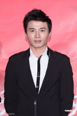 组图：陈嘉桓宣传新片《竞雄女侠》狼吻事件受关注