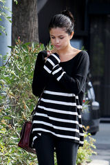 高清组图：赛琳娜-戈麦斯黑色条纹装现身街头