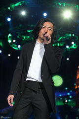 高清图：东方卫视跨年火热上演 郭富城展舞王风范