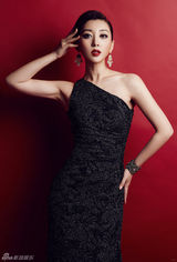 组图：姜鸿妩媚写真展露成熟女人味