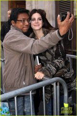 组图：打雷姐伦敦电台宣传 秋装素雅眼线撩人