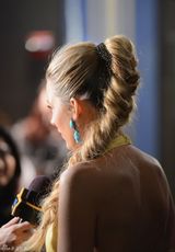 组图：布莱克明黄色礼服闪耀《野蛮人》纽约首映