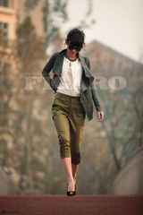 组图：白百何冬日街拍身着雅致演绎军绿回潮