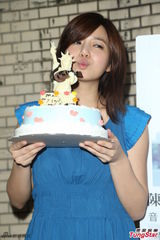 组图：陈妍希校园开演唱会 现场庆生亲吻蛋糕