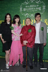 组图：周慧敏倪震为父庆生 闻张茆强颜欢笑