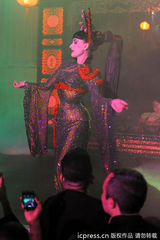 组图：蒂塔-万提斯薄扇遮玉体 化身妖姬性感喷血