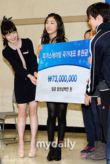 组图：韩星IU与金妍儿为花样滑冰队捐赠歌曲收入