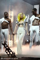 幻灯图：Lady Gaga个唱呲牙咧嘴背马赛克“驼峰”