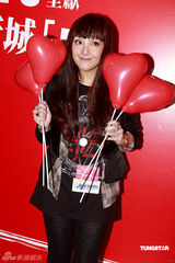 幻灯图：卫兰出席活动可爱调皮 自曝四年没拍拖 