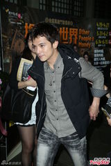 组图：邱泽现身观摩喜剧 对绯闻低调拒回应