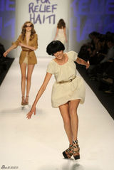 高清组图：超模阿格妮丝迪恩走秀跌倒 险些走光