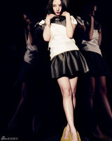 组图：宋佳登封面演绎极简主义 释放文艺气息