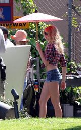 幻灯：卡梅隆-迪亚兹新片热拍 露脐装热裤秀身材