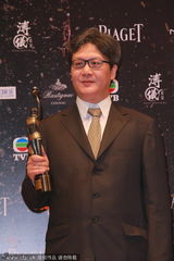 组图：王家卫获最佳编剧 台下激动握手庆祝