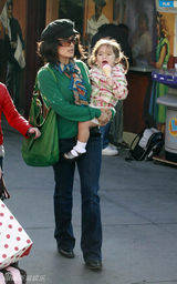 幻灯图集：萨尔玛-海耶克带女儿畅游洛杉矶