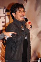 组图：谭咏麟新碟发布会进大学校园办派对