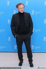 组图：《因何之名》发布会 女导演热搂两男主角