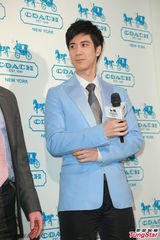 组图：王力宏西装亮相代言阳光俊朗