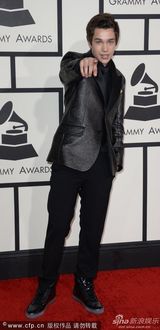 组图：清新小子奥斯汀-玛宏穿黑色西装帅气现身