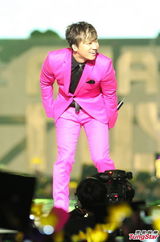 高清：EXO摘MAMA大奖 泫雅贤胜热吻Rain复出