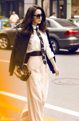 组图：佟丽娅街拍写真演绎摩登复古风