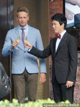 组图：李云迪上海捞金吐舌卖萌喝香槟