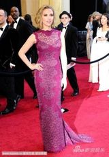 组图：斯嘉丽-约翰逊红毯秀 镂空蕾丝长裙典雅大方 