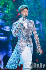 组图：《M Countdown》2NE1夺冠 金宇彬主持