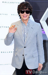 组图：裴勇俊高小英金贤重等出席名品店开业仪式