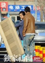 组图：何洁释小龙甜蜜回京 购家具同行照曝光