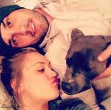 组图：《大爆炸》佩妮结婚 与新婚丈夫甜蜜满满