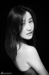 组图：演员刘璐珈黑白写真 阳光清新尽展甜美