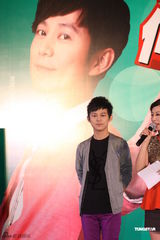 组图：何炅出席上海“安全驾车”活动