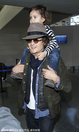 组图：奥兰多盯手机传情 弗林骑老爸肩头卖萌