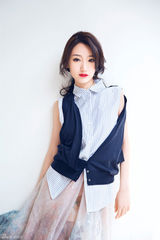 组图：毛晓彤写真大片 轻熟女演绎红唇诱惑