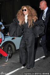 组图：Lady Gaga变母狮 另类泡泡袖西装抢镜