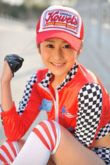 组图：颖儿变身赛车女郎 露蛮腰秀性感 