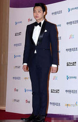 组图：百想红毯朴有天帅气 女星主打黑裙秀性感