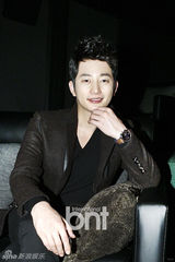 组图：朴施厚与粉丝共同收看《清潭洞》大结局