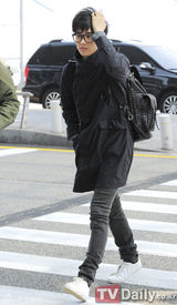 组图：金秀炫休闲装现身机场 飞赴伦敦拍写真