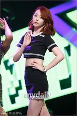 组图：雪莉灿烈主持MCD 金贤重扯衣秀人鱼线