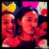 组图：郑希怡泰国结婚激吻老公 闺蜜亲密吻面