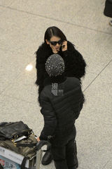 独家：戚薇和男友李承铉回京 黑超遮面气质冷艳