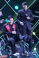 组图：水木年华新作重温经典 缪杰坐轮椅现身宣传