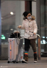 组图：丁丁素颜戴口罩深夜独自回京