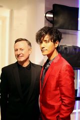 组图：陈坤鲜红西装抢眼 《迹》影像展今晚开幕