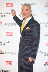 组图：魏千翔亮相街拍盛典光头抢镜