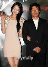 幻灯图：刘海振徐孝琳心情好 出席新片媒体首映