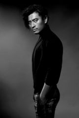 组图：陈龙拍复古写真 深沉冷峻展露魅惑瞬间