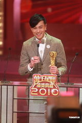 组图：黄浩然获得飞跃进步奖 透露已经做爸爸